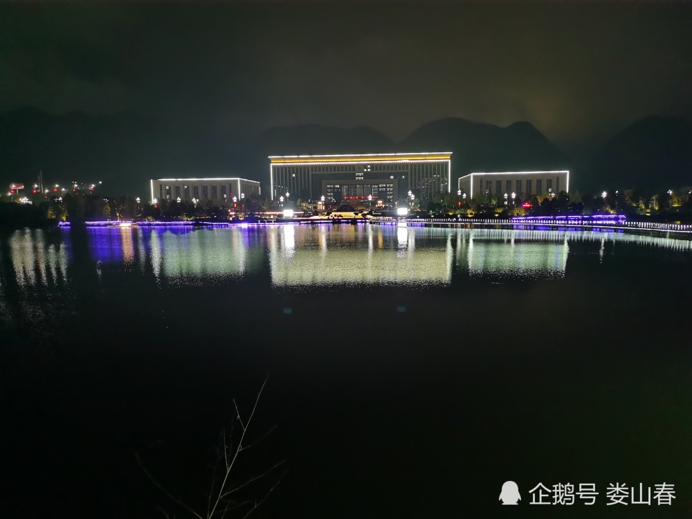 贵州省遵义市天鹅湖夜景