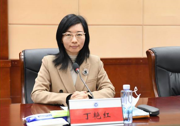 执行校长丁艳红宣读了周英同志任职文件.