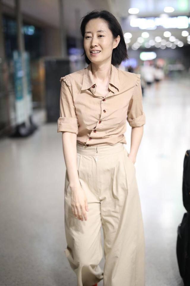 刘敏涛身材似少女,穿衬衫配阔腿裤素颜走机场,"蚂蚁腰