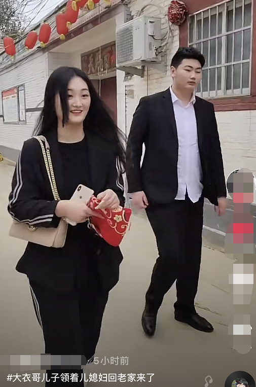 大衣哥儿媳妇婚后首露面,被追拍一路小跑,面带微笑回应略显尴尬