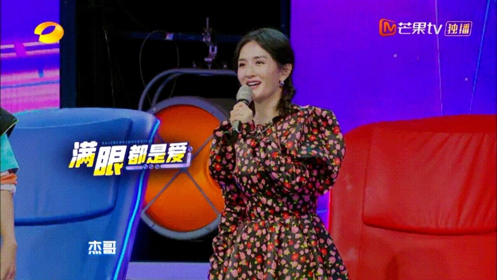 张杰谢娜夫妇又一次合体综艺节目啦!笑望着的眼神真的