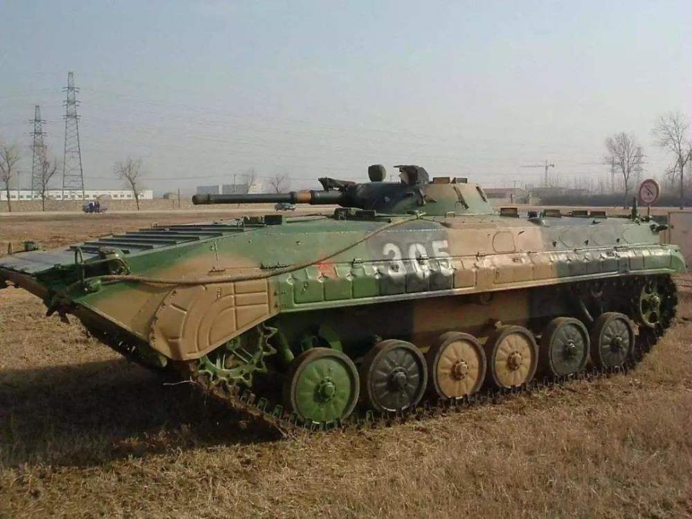装甲铁拳好搭档——中国04式步兵战车
