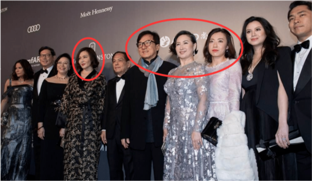 北京和香港的贵妇圈合影,王思聪妈妈和赌王女儿何超琼,最有名媛气质