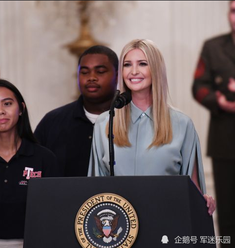 同样是模特出身,当伊万卡同框特朗普身边最美女助理,才知啥叫人外有人