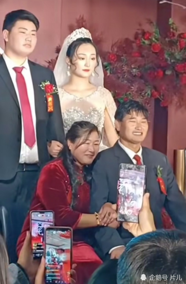 大衣哥儿媳婚后素颜回农村,外貌清纯颜值高,网友:彩礼