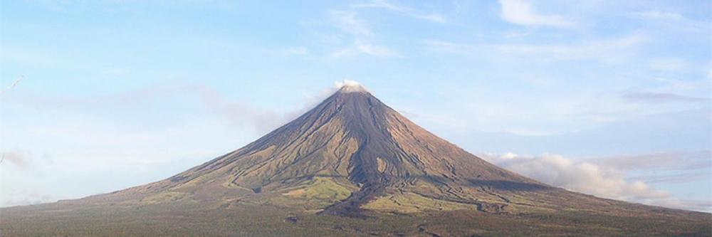 马荣火山是菲律宾最活跃的火山之一,在过去400年间,爆发了50余次,最近