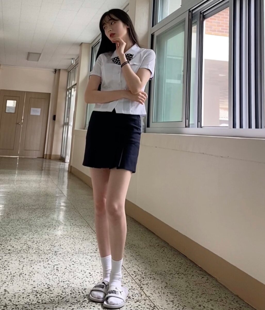 让人惊讶,快看看韩国女孩上学穿的鞋子:(夏天上学也穿拖鞋配袜子……)