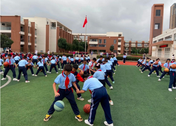 昆一中附小千余名学生参加校园趣味运动会