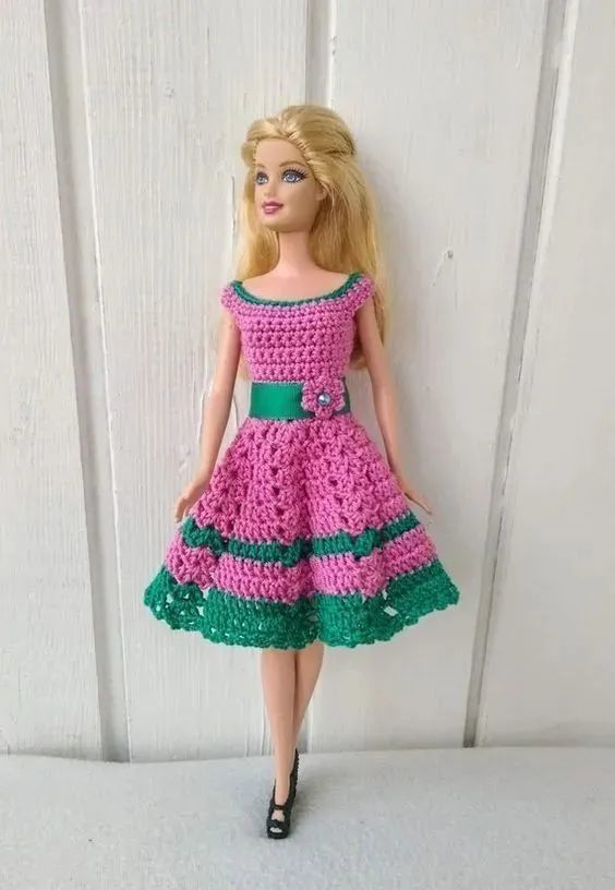 孩子玩旧了的芭比娃娃,用零线钩了几件华丽的裙子改造,竟大受欢迎!