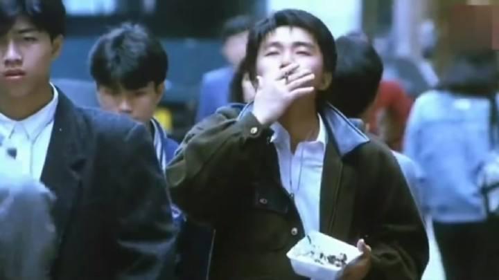 但电影中周星驰饰演的辣椒一个人穿梭在街道上,一边抽着烟一边吃着
