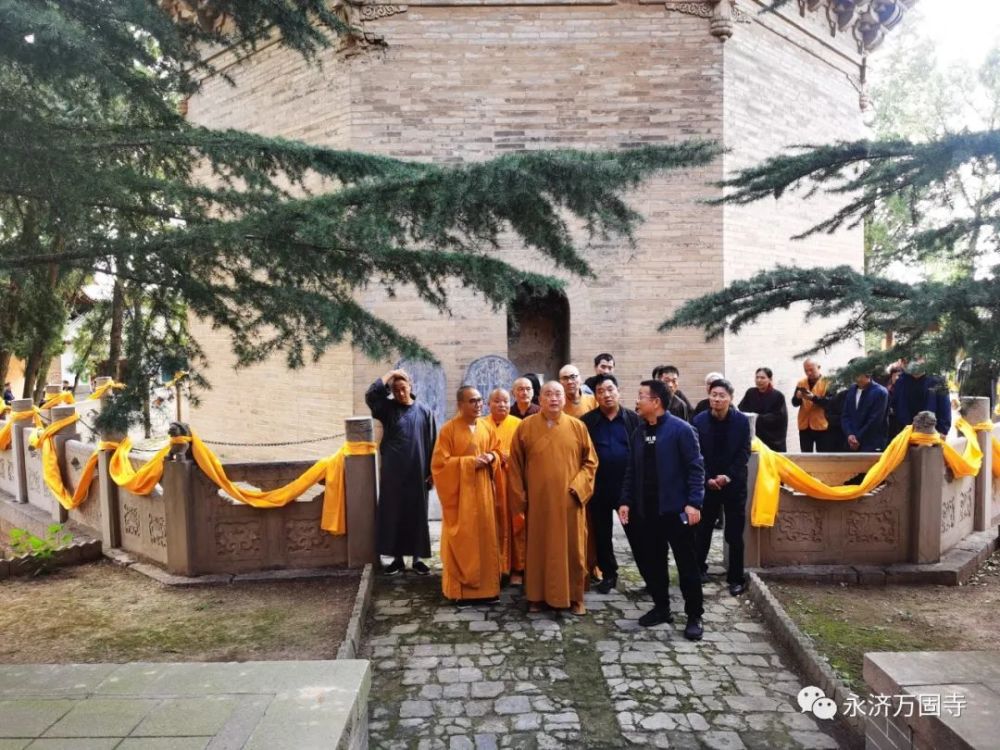 释永信大和尚一行参观万固寺常住院听完延祚法师及当地政府领导的介绍