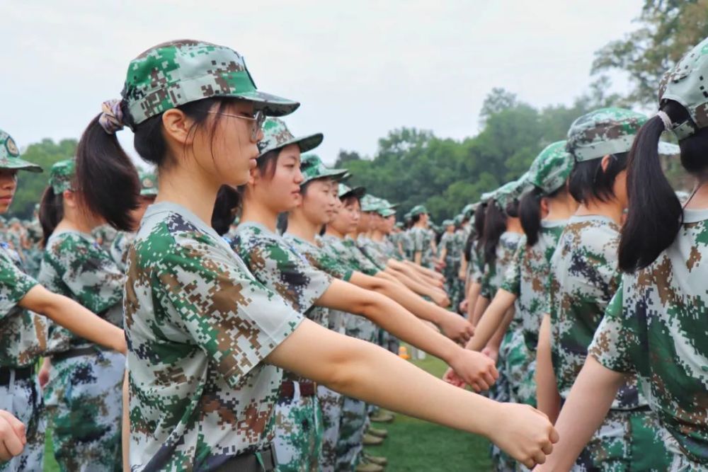 军训大比拼!最燃!最飒!迷彩青春,热血来袭@湖南理工学院 快来接力