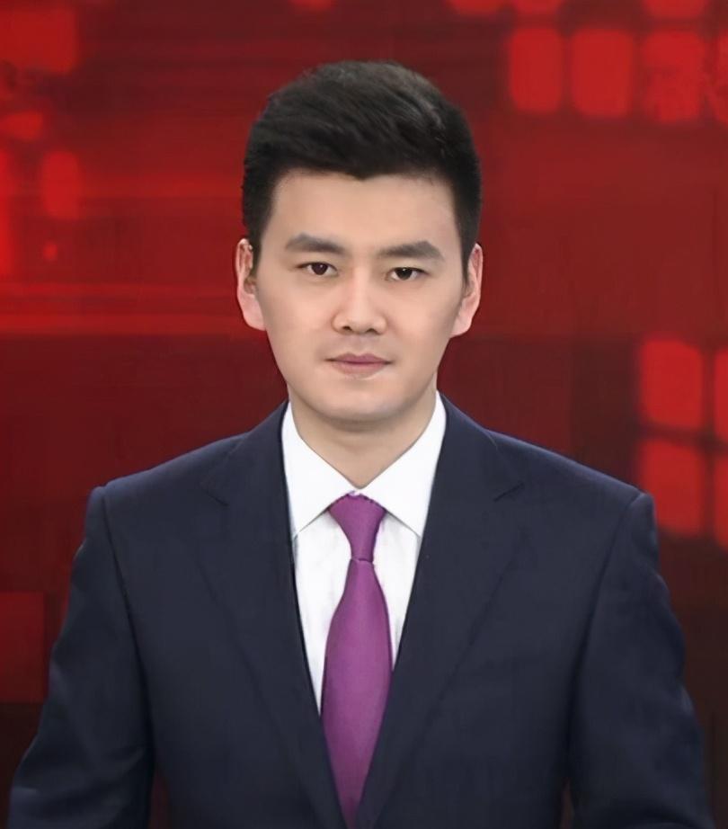 严於信:央视最年轻新闻联播主持人,撞脸宁泽涛,被指英年早婚_腾讯新闻