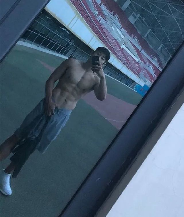 冰壶男队集体秀腹肌视频火上热搜!