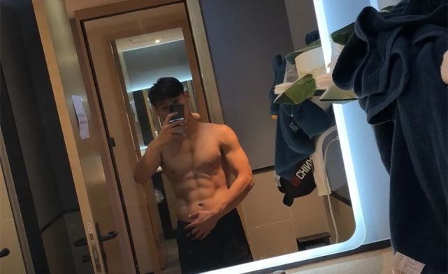 冰壶男队集体秀腹肌视频火上热搜!