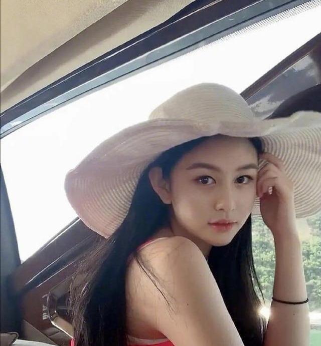 艳星邱淑贞女儿沈月近照曝光,颜值超高与母亲酷似姐妹花