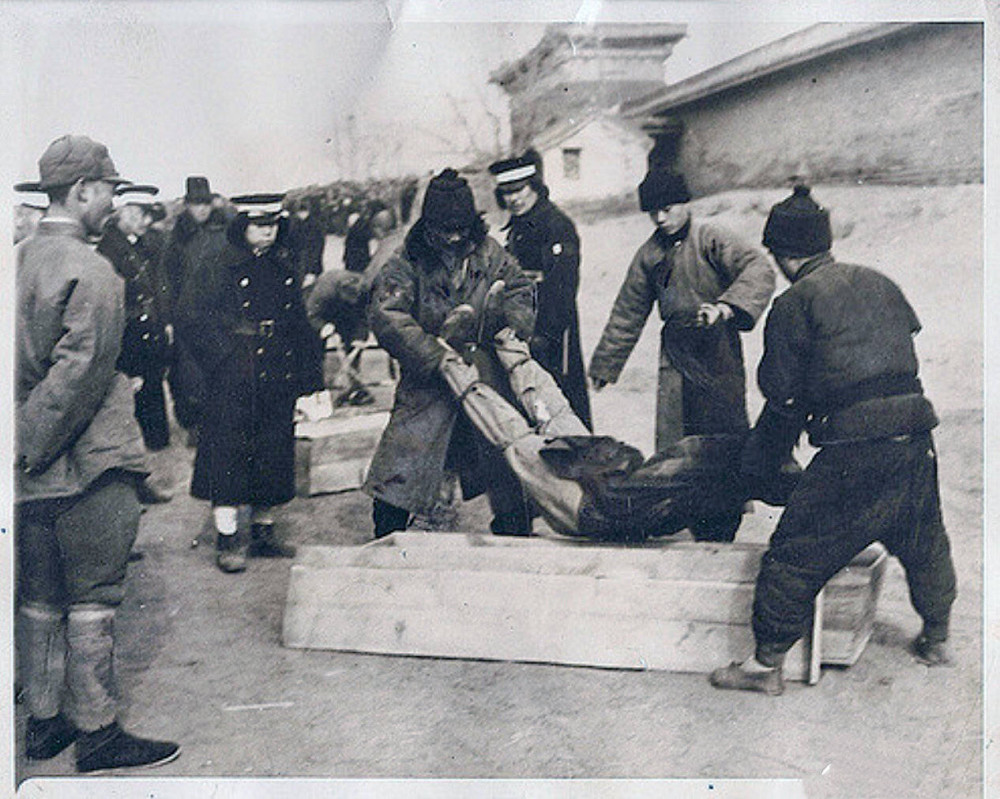 抗日战争胜利后处决汉奸现场老照片,背叛民族残害同胞