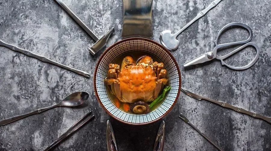 锤,剪,铲,针,钳,匙,叉,刮,完整的吃蟹八大件,缺一不可.