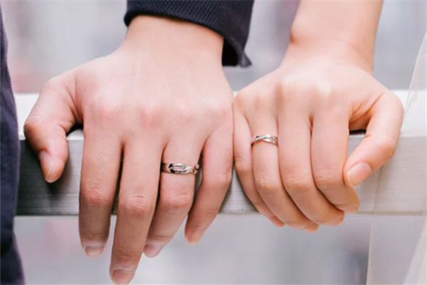 左手无名指戴戒指的方式,一般是结婚戒指的戴法.