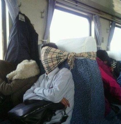 "据说这是坐车睡觉的最高境界,哈哈哈哈哈哈…其他的都弱爆了!