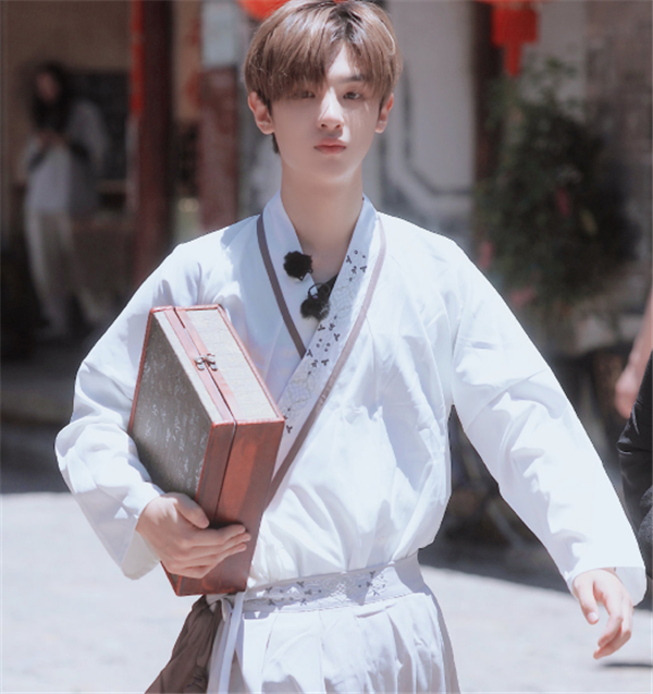 百分九男团穿上汉服,蔡徐坤英俊,范丞丞可爱,看到朱正廷:仙子吧?