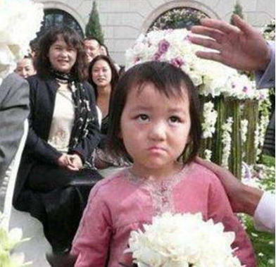 有种"整容式长大"叫王菲女儿,3次手术后颜值逆天,网友:投对了胎