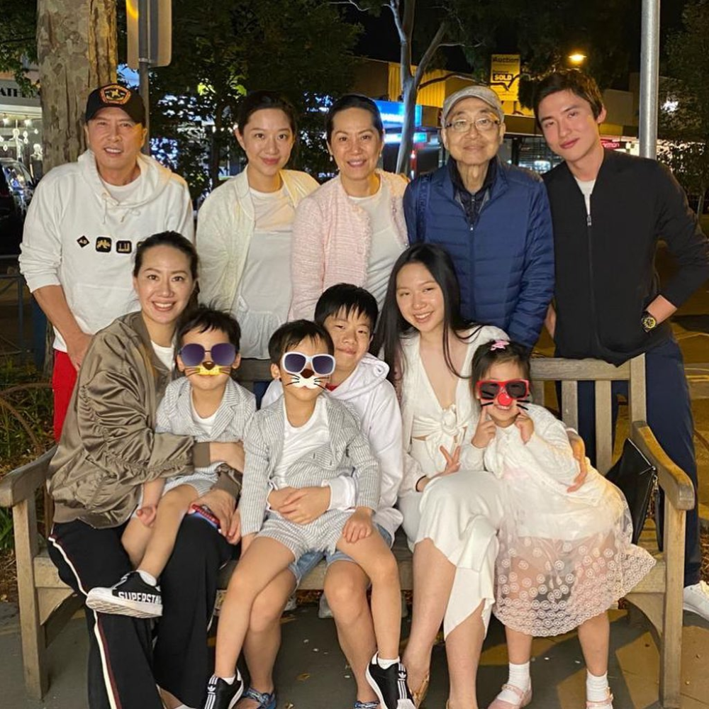 甄子丹憔悴现身岳父葬礼,稳站c位捧遗像送出殡,汪诗诗