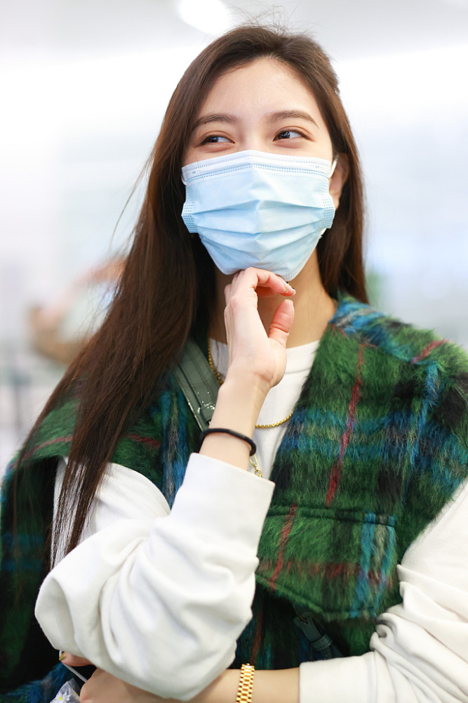 时髦姐姐宋妍霏对镜比剪刀手超可爱海藻绿造型