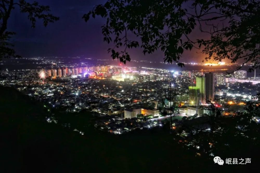 夜景是一件很享受的事情 当夜幕缓缓降临,登上二郎山眺望整个岷县城