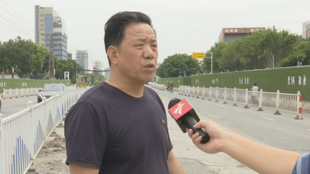 何先生说,10月2日傍晚6点钟左右,他开车准备回家,在经过兴南大道员岗