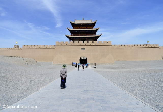 敦煌市的旅游业到底有多强,每年到敦煌市旅游人次和收入是多少?