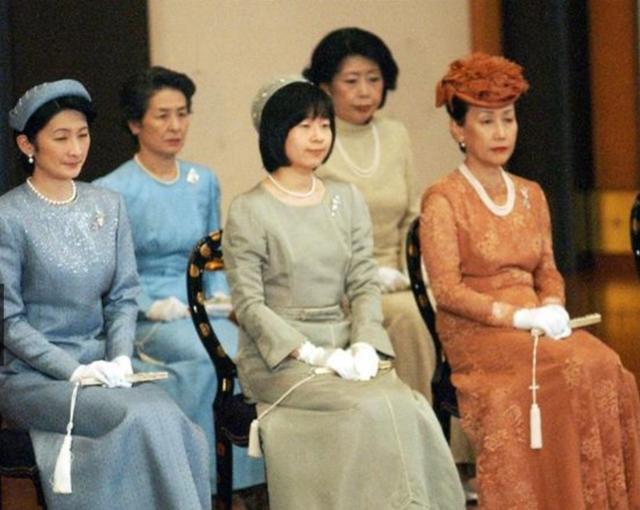 再往上就是她们的姑姑清子公主了,她出生于1969年