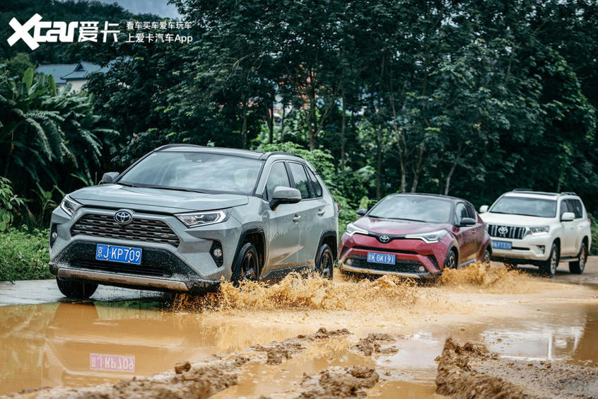 rav4荣放双擎带领我们穿越雨林,蜿蜒盘山,经历暴雨下的碎石滑坡,山涧