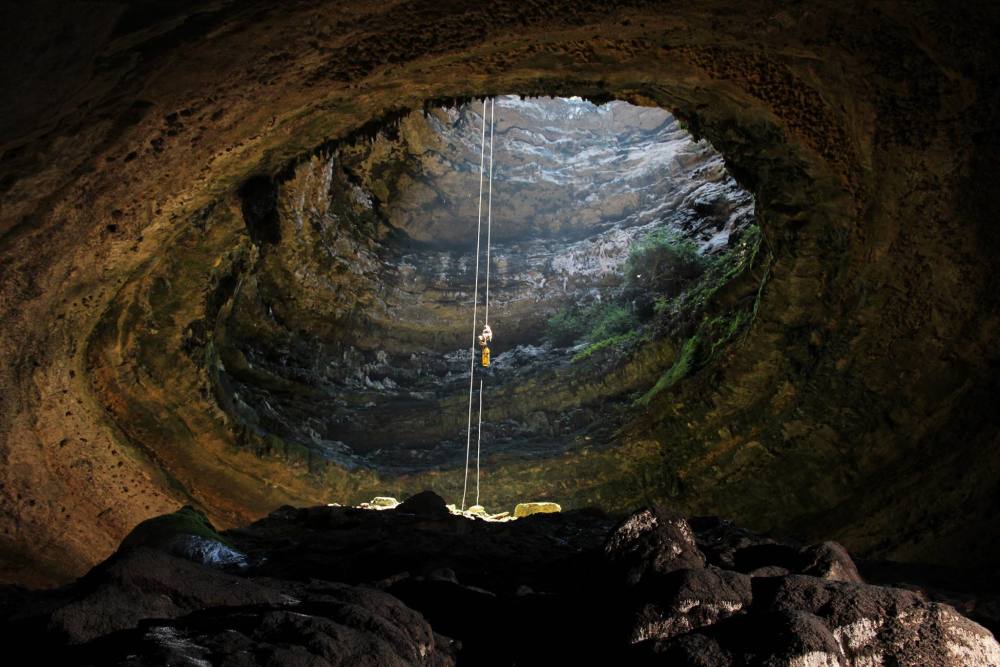 地球最危险的10个洞穴:魔鬼天坑最恐怖,地狱之门燃烧了50年