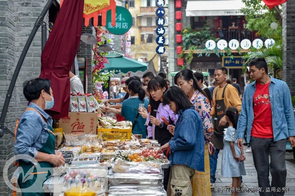 国庆假期"三街两巷"历史文化街区美食吸引游客(潘浩 摄)