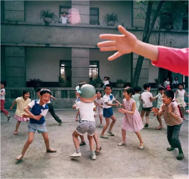 80年代30张怀旧老照片:只看到简单饱满的幸福!