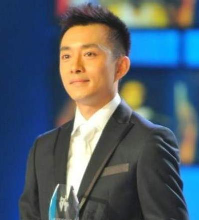 曾是央视"最帅"主持人,事业当红选择辞职,今50岁身家过亿