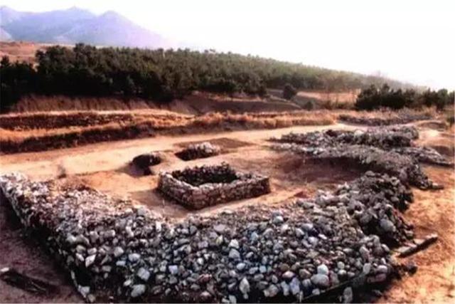 滕县出土画像石画中伏羲女娲手捧圆盘专家代表汉代的神