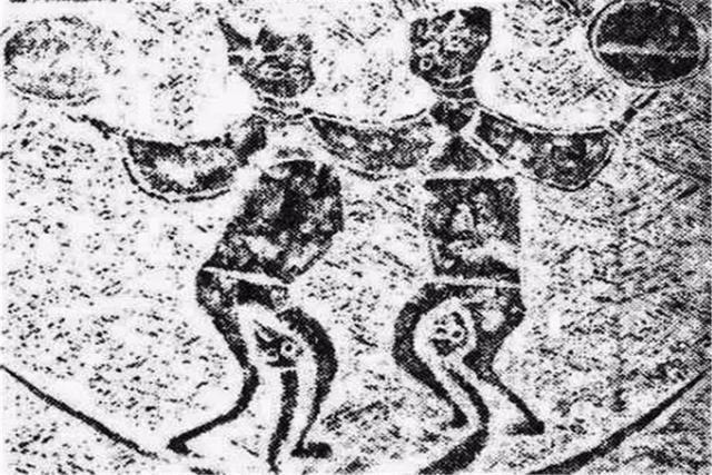滕县出土画像石,画中伏羲女娲手捧圆盘,专家:代表汉代的"神"