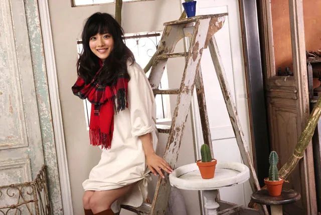 在爱情剧《赤的疑惑》中,石原里美饰演因医院的爆炸事故而被放射线