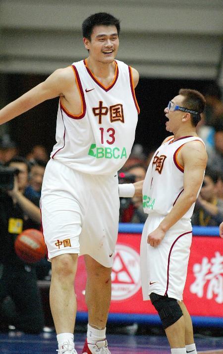 篮球人物之范斌,国家队第一个戴眼镜上场的球员,你还记得他吗?