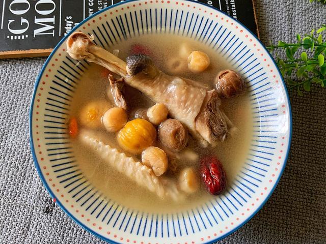 【圆肉干贝板栗鸡汤】