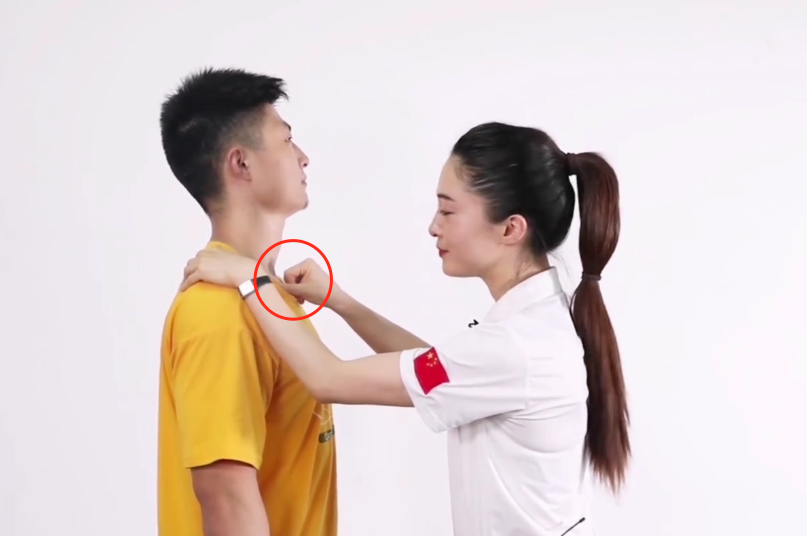 锁骨一高一低,一上一下该如何调整?