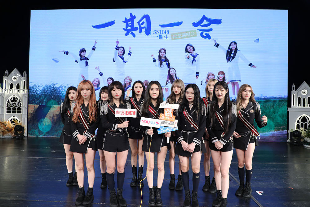 太亮眼!snh48女团现身演唱会 齐穿制服劲歌热舞大秀美腿