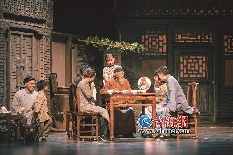 明星版话剧《四世同堂》登临鹭岛