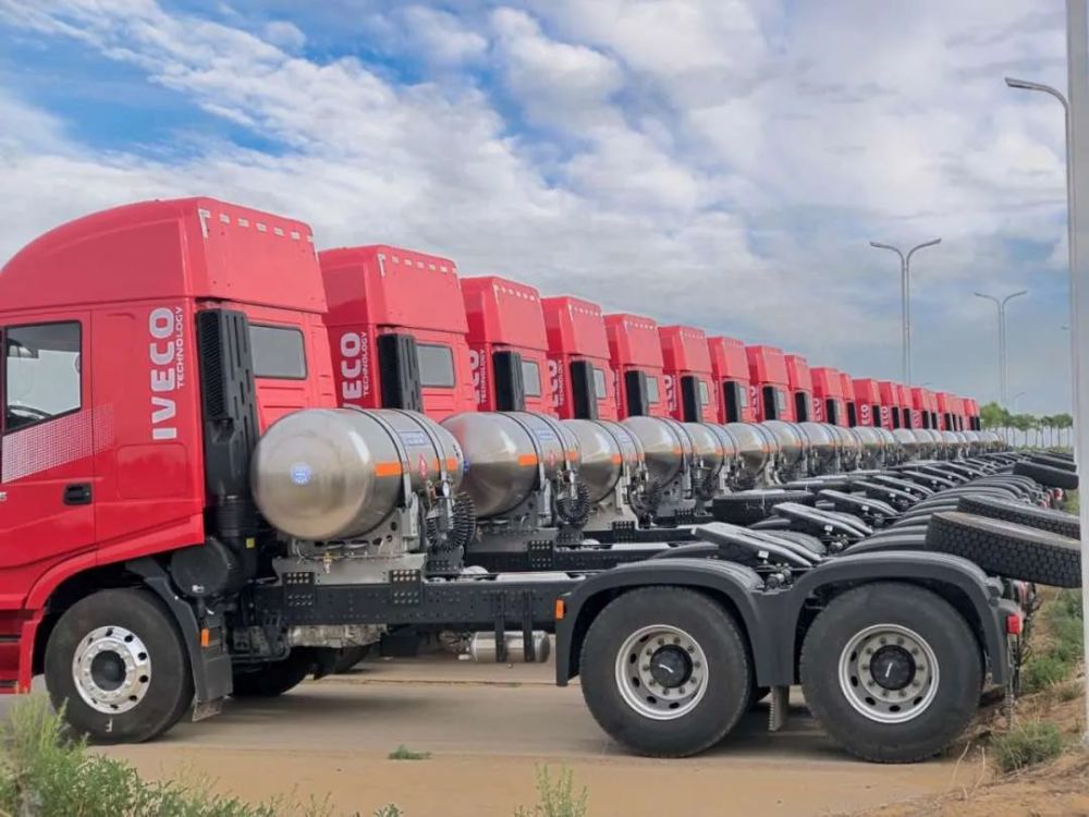 年省200万高效运输只有红岩杰狮c6lng牵引车