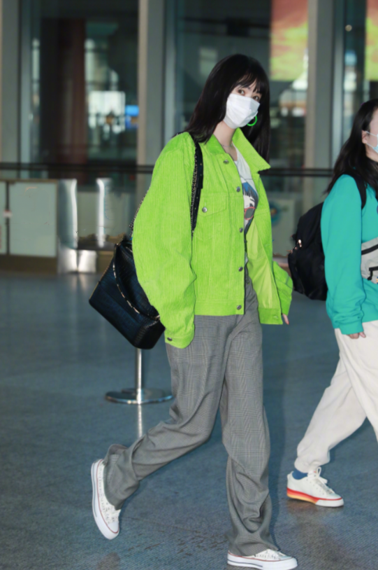 李菲儿最新机场照曝光,谁注意走动时的腿型了?一般可