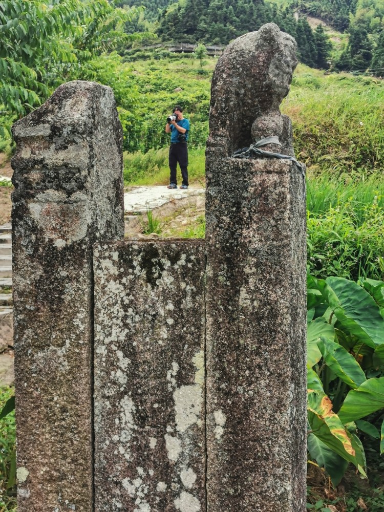 穿越在洞头乡雪莲山国家3a级乡村旅游景区,一位摄影人正在拍摄古村