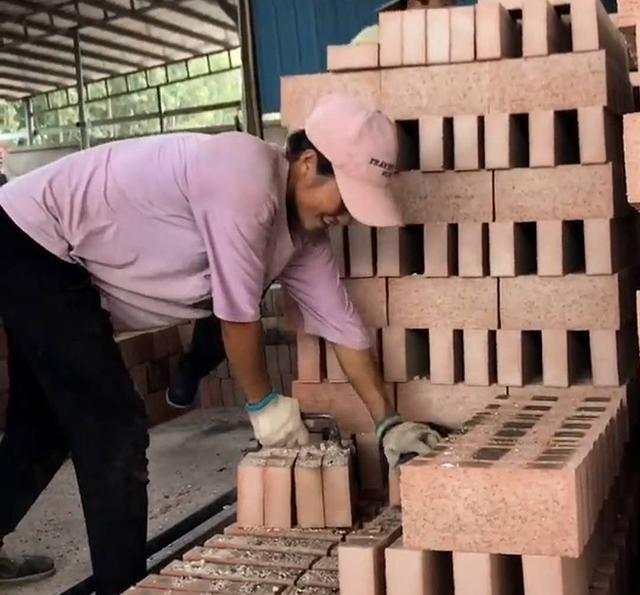孕妈怀孕七个月,为了生活坚持搬砖!网友:这么强悍小心