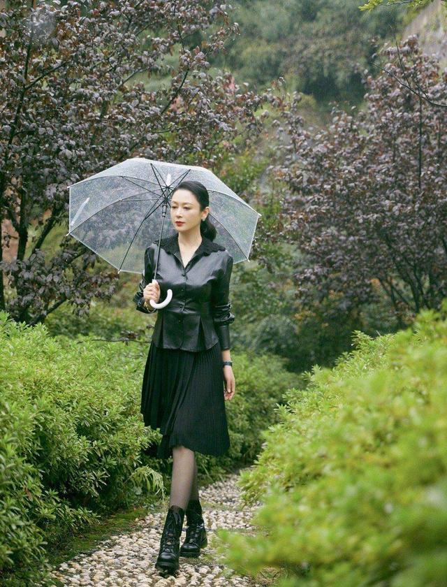 陈红优雅有气场,皮夹克搭配小黑裙雨中漫步,50岁女人可以学学